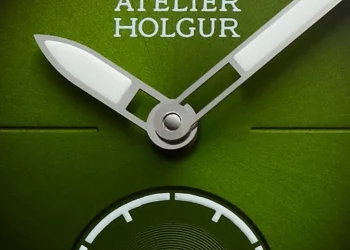 atelier-holgur-fromand-edition-fumée-ocean-emerald-watch-review-1