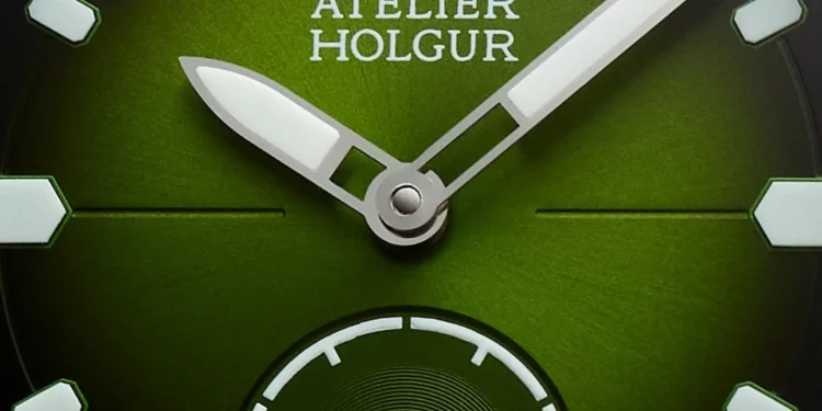 atelier-holgur-fromand-edition-fumée-ocean-emerald-watch-review-1