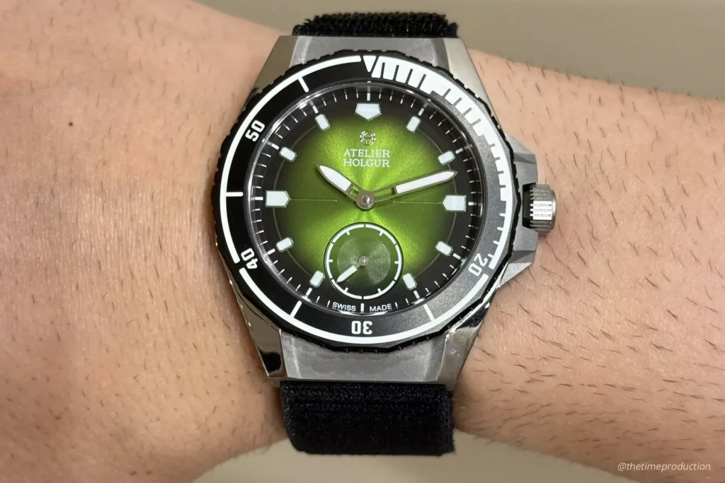 atelier-holgur-fromand-edition-fumée-ocean-emerald-watch-review-4